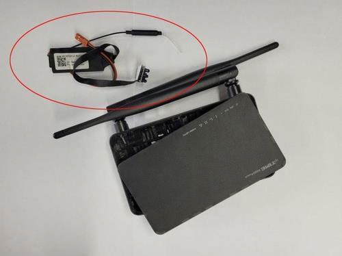 인터넷 공유기로 위장한 카메라. [인천 남동경찰서 제공]